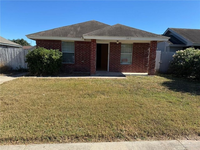 single story home featuring a front yard