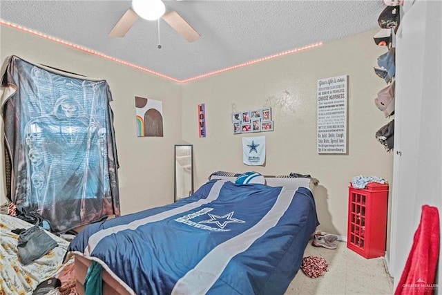 bedroom featuring ceiling fan and a textured ceiling