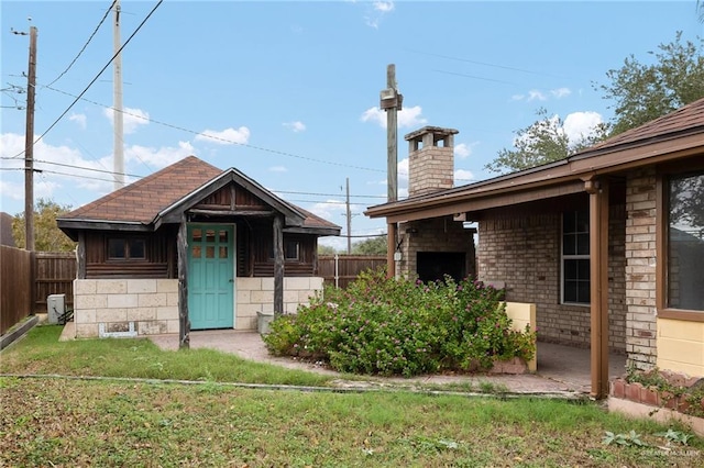 view of front of home with a front yard