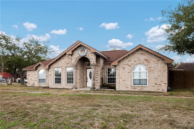 view of front facade featuring a front yard