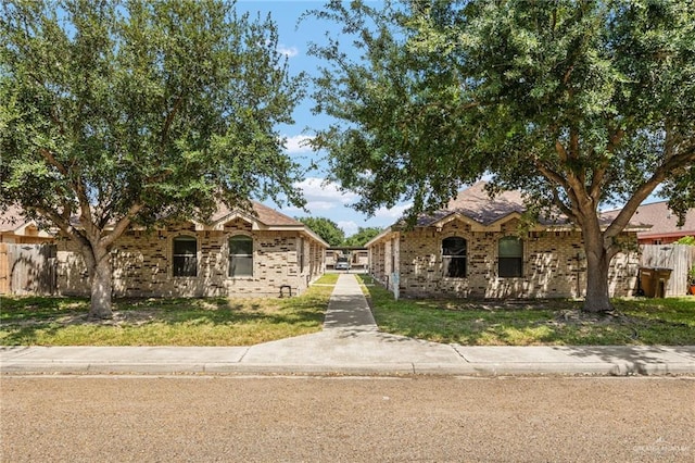 view of front of property featuring a front yard