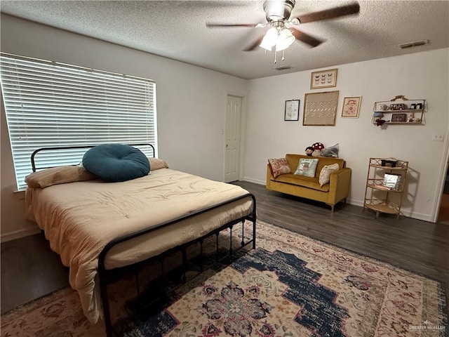 1341 Kokopelli Dr, Edinburg, TX 78541 - bedroom featuring a textured ceiling, wood finished floors, baseboards, and a ceiling fan