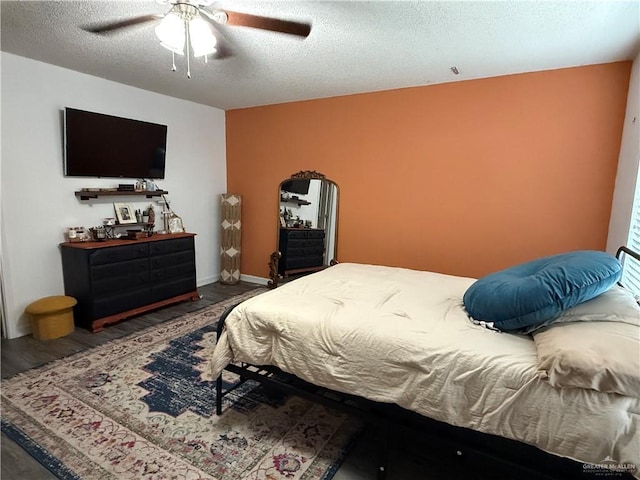 1341 Kokopelli Dr, Edinburg, TX 78541 - bedroom featuring a textured ceiling, ceiling fan, and wood finished floors