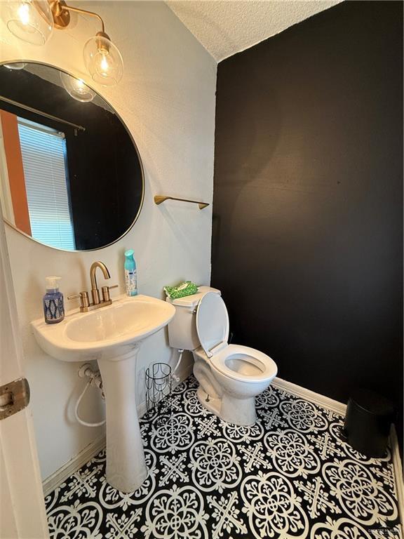 1341 Kokopelli Dr, Edinburg, TX 78541 - half bath with toilet and a textured ceiling