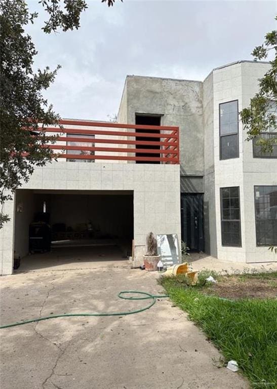 7300 Ciruelos St, Palmview, TX 78572 - contemporary home featuring concrete driveway, a garage, and a balcony
