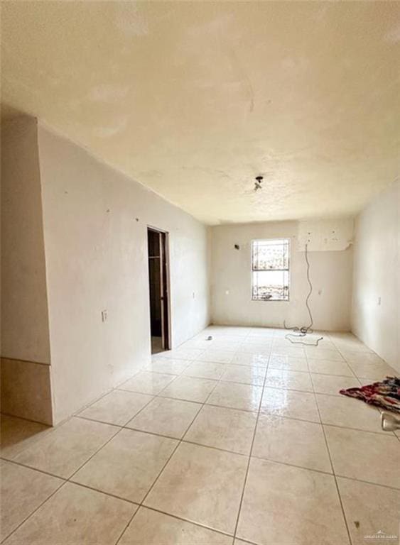 unfurnished room featuring light tile patterned flooring