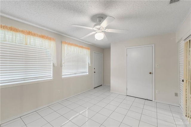 empty room featuring ceiling fan and a textured ceiling