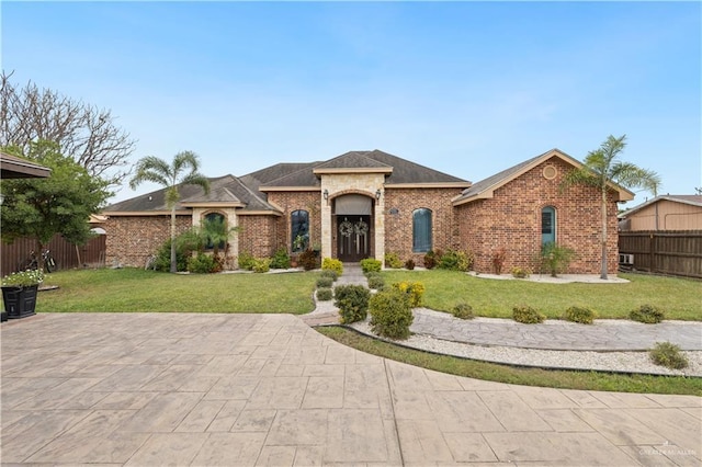 view of front facade featuring a front lawn