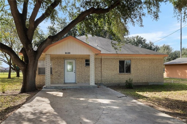 view of front of house with covered porch and a front yard