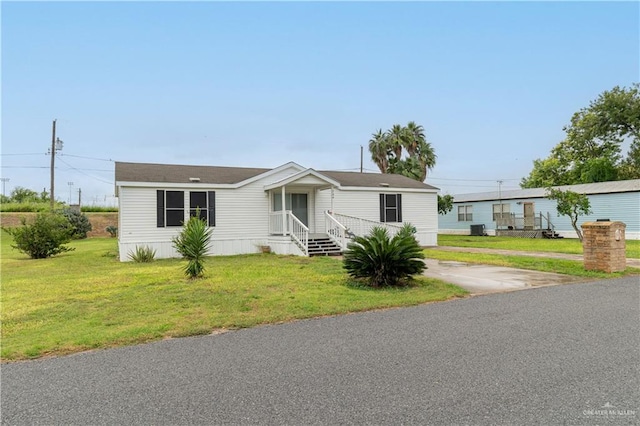 manufactured / mobile home featuring a front yard