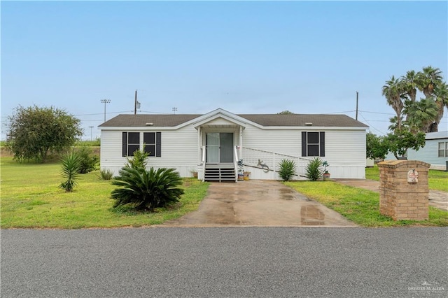 manufactured / mobile home featuring a front yard