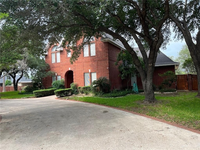 view of front facade with a front yard