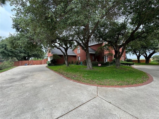 view of front of house featuring a front yard