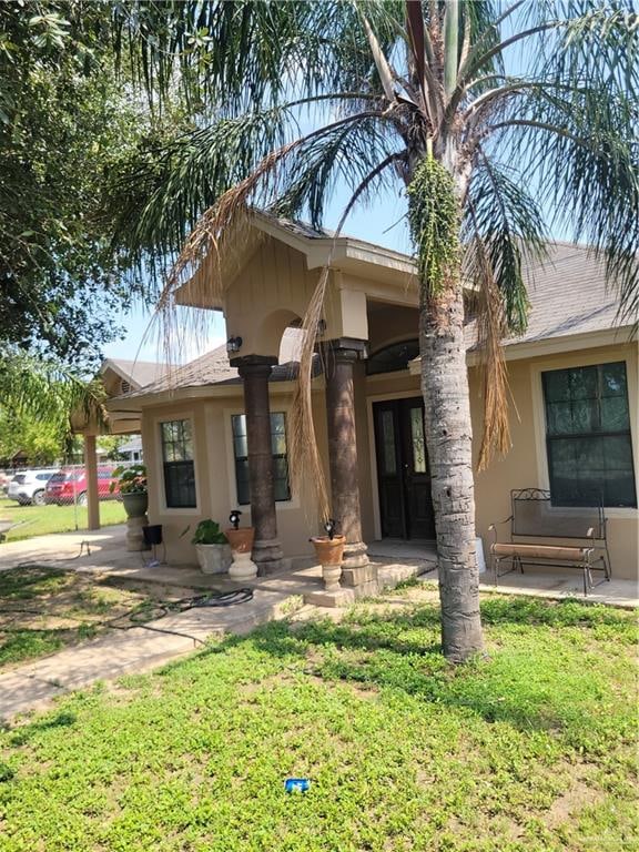 view of front of property featuring a front lawn