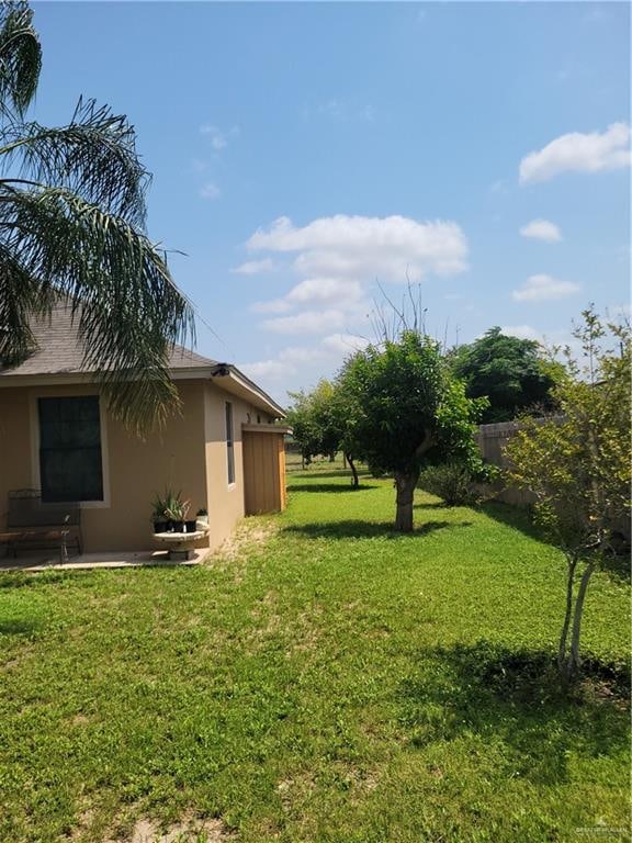 view of yard featuring a patio area