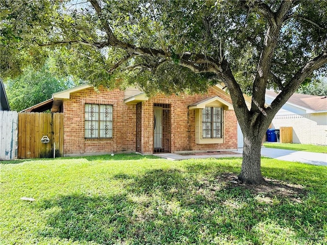 ranch-style house featuring a front yard