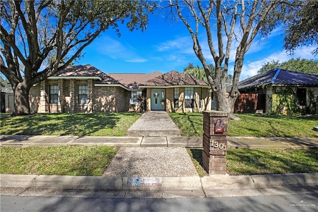 view of front of house with a front lawn