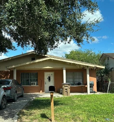 view of front of home featuring a front lawn