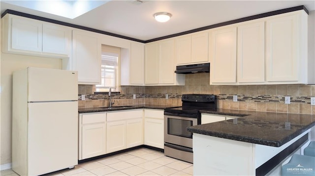 kitchen featuring stainless steel electric stove, freestanding refrigerator, a sink, a peninsula, and under cabinet range hood