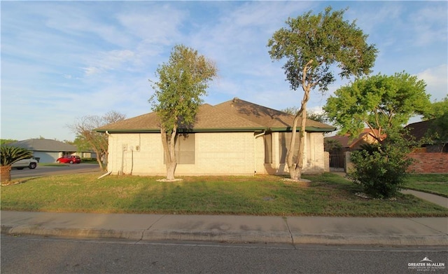 view of side of property featuring a lawn