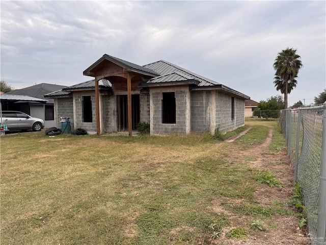 view of front of house featuring a front yard