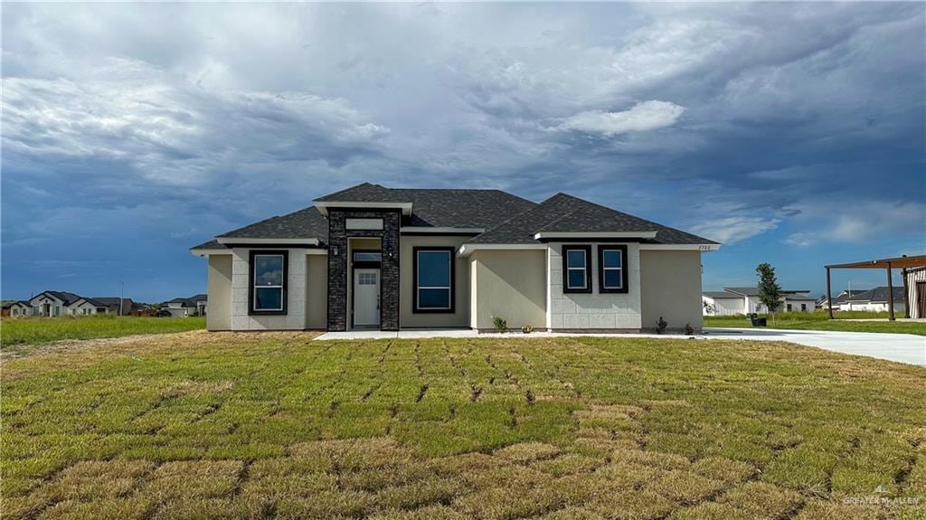 prairie-style home with a front lawn