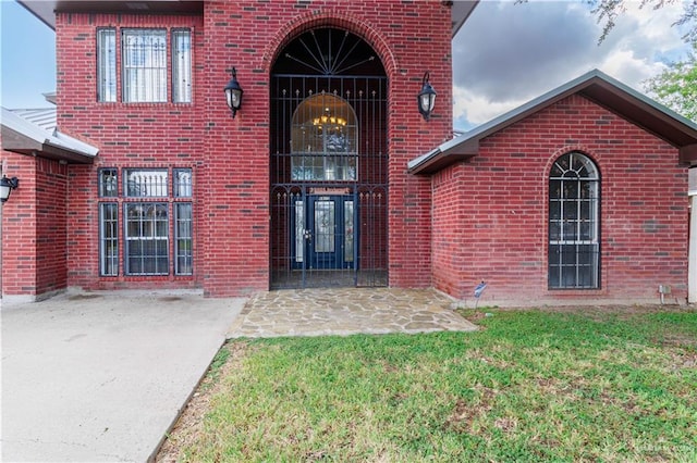 property entrance featuring a lawn