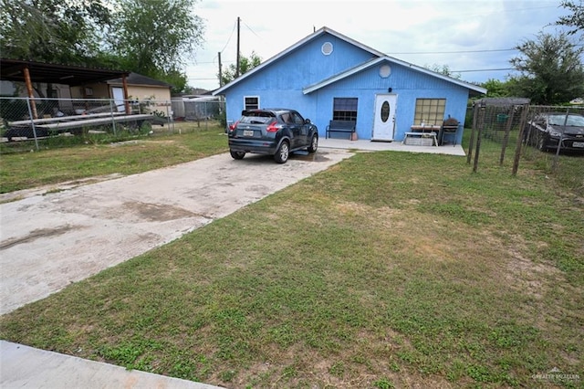 view of front of property featuring a front yard