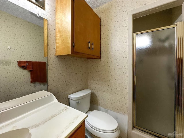 full bath featuring vanity, toilet, a shower stall, and wallpapered walls