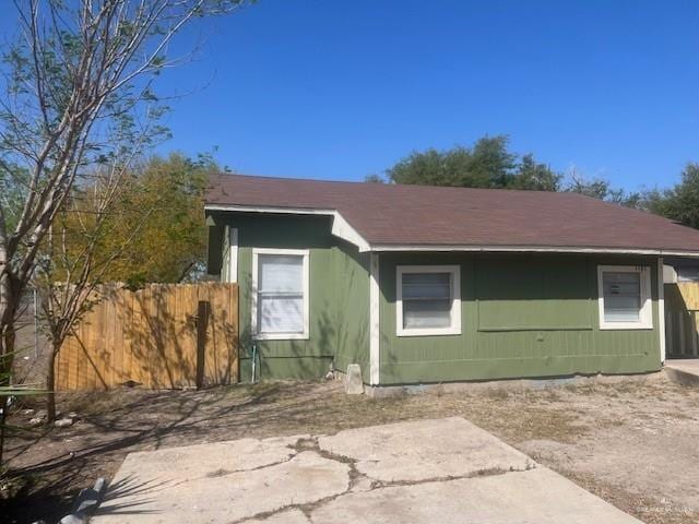 1151 S Texas Ave, Mercedes, TX 78570 - view of front facade with fence