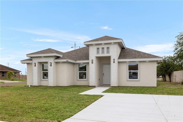 view of front of house featuring a front lawn