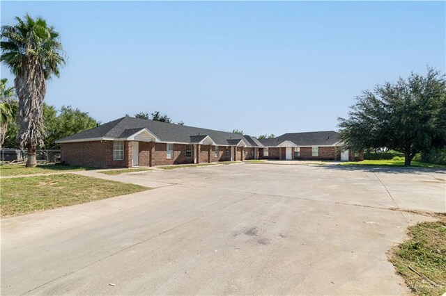 single story home featuring a front lawn