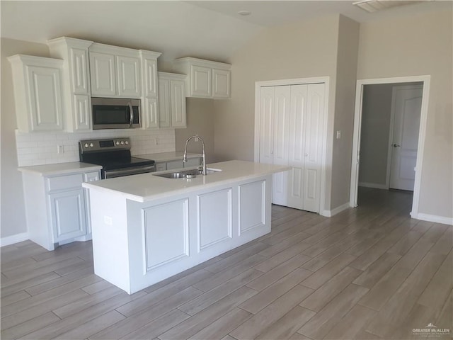 7612 N 40th St, Mcallen, TX 78504 - kitchen featuring stainless steel appliances, a sink, tasteful backsplash, vaulted ceiling, and light wood-style flooring