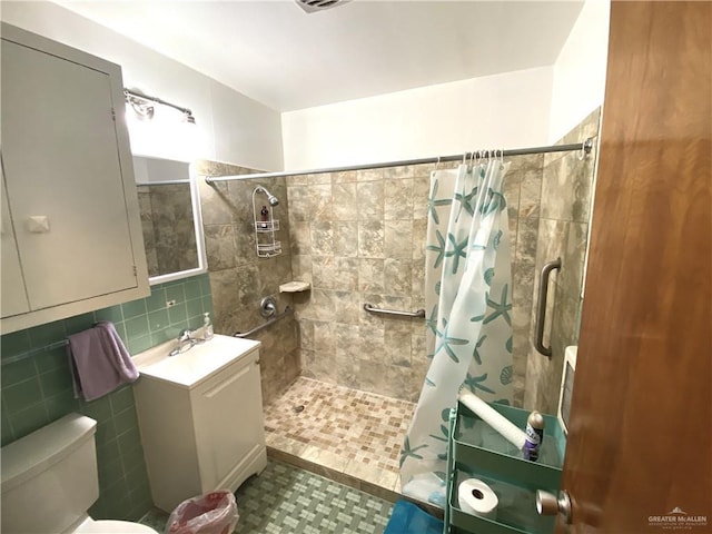 1005 Bryce Dr, Mission, TX 78572 - full bathroom featuring tiled shower, tile walls, toilet, and a sink