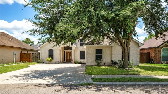 view of front of property featuring a front lawn