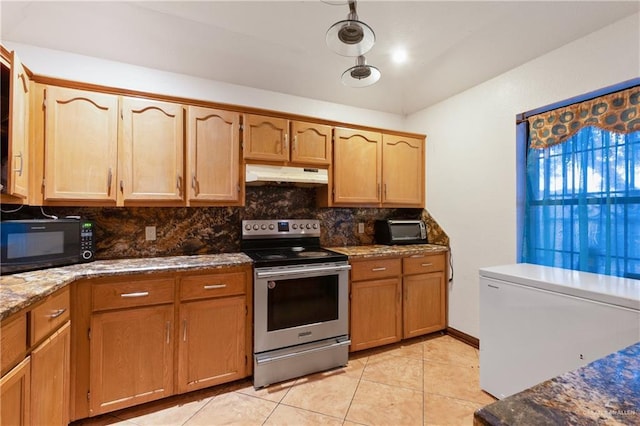 kitchen with black microwave, refrigerator, under cabinet range hood, stainless steel electric stove, and decorative backsplash