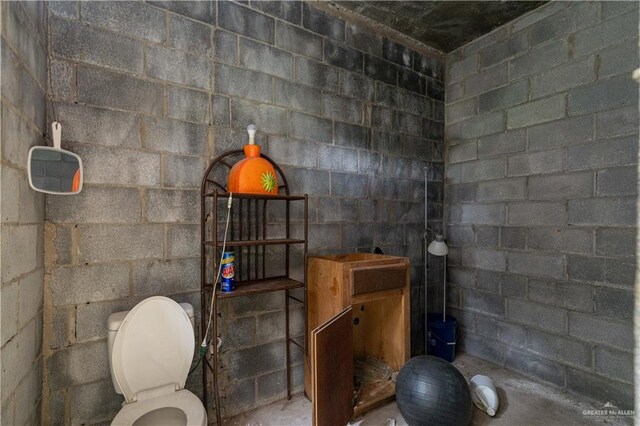 bathroom featuring concrete floors and toilet