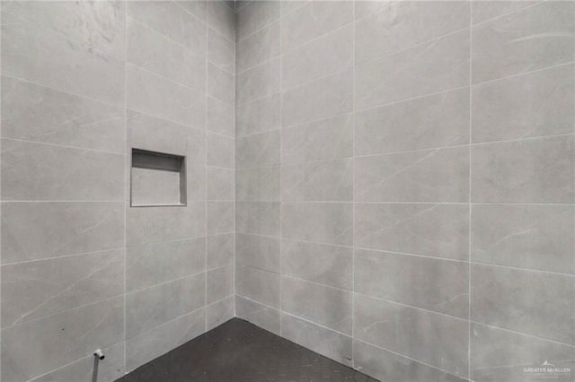 bathroom featuring a tile shower