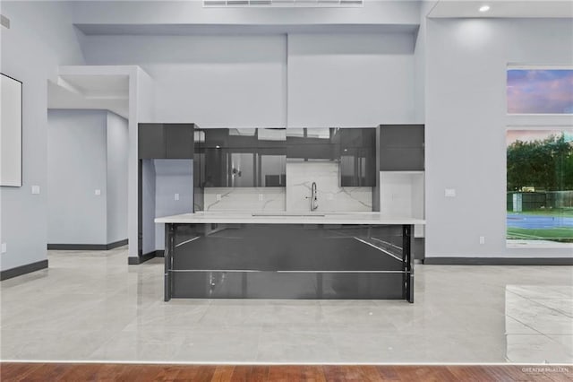 kitchen with backsplash, sink, and kitchen peninsula