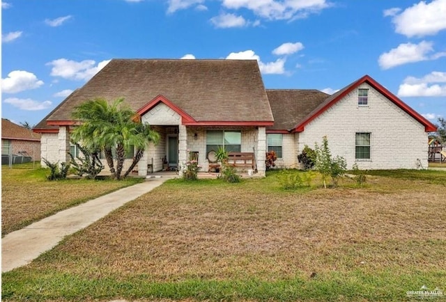 view of front of property featuring a front yard