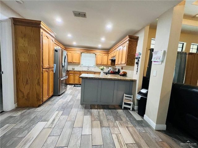 2031 Pena St, Mission, TX 78572 - kitchen featuring stainless steel appliances, a peninsula, a sink, light wood finished floors, and baseboards