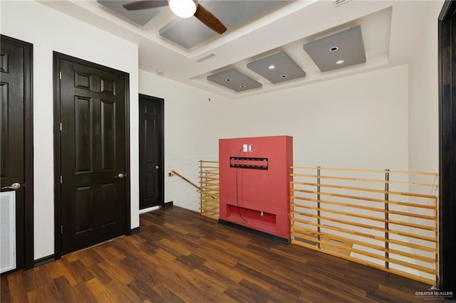 spare room featuring dark wood-type flooring and ceiling fan