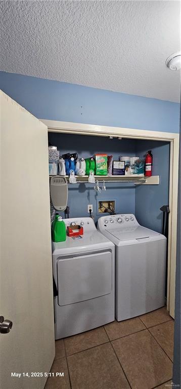 1009 W Champion St, Edinburg, TX 78539 - washroom with independent washer and dryer, tile patterned floors, and a textured ceiling