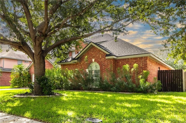 view of front facade featuring a front lawn