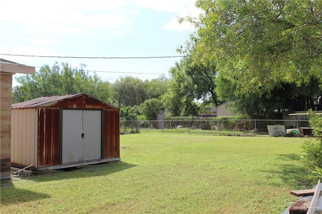 view of yard featuring a storage unit