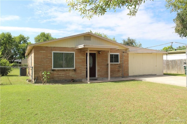 ranch-style home featuring a front lawn