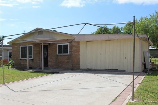 view of front of house with a front lawn