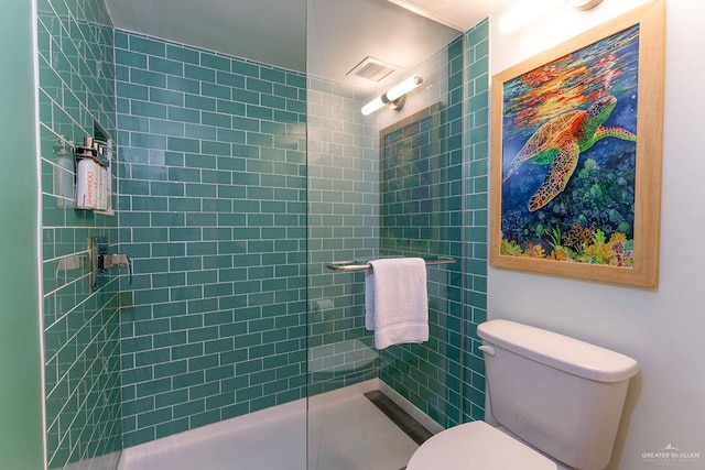 bathroom featuring toilet and tiled shower