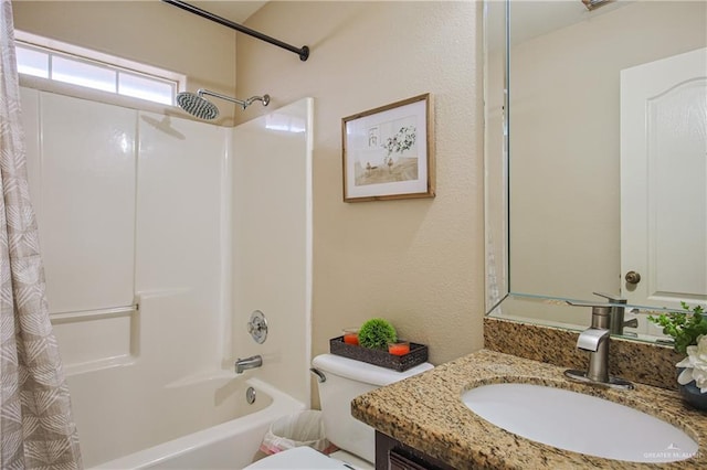 full bathroom with toilet, vanity, and shower / bath combo