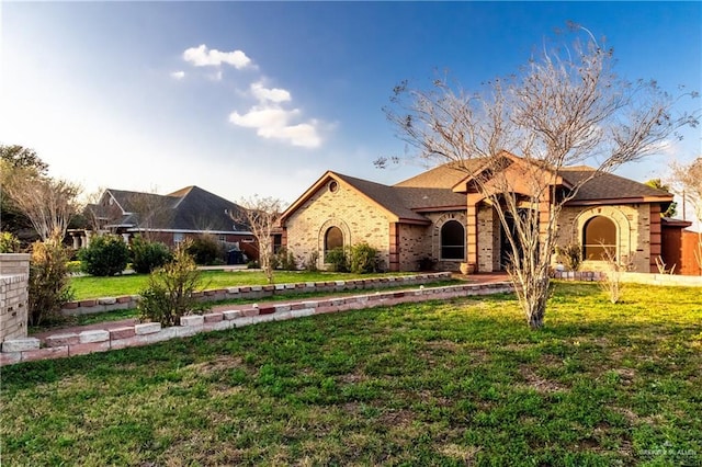 view of front of house featuring a front lawn